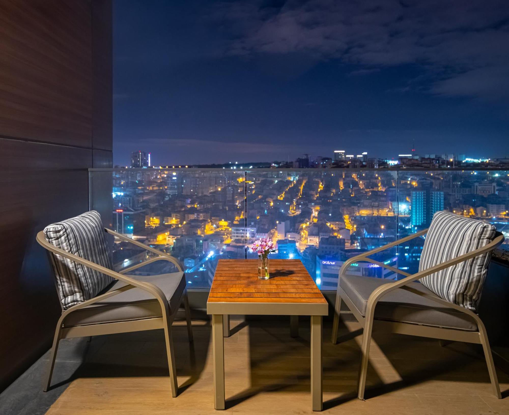 Hotel Movenpick Living Istanbul West Exterior foto View from the balcony of a suite