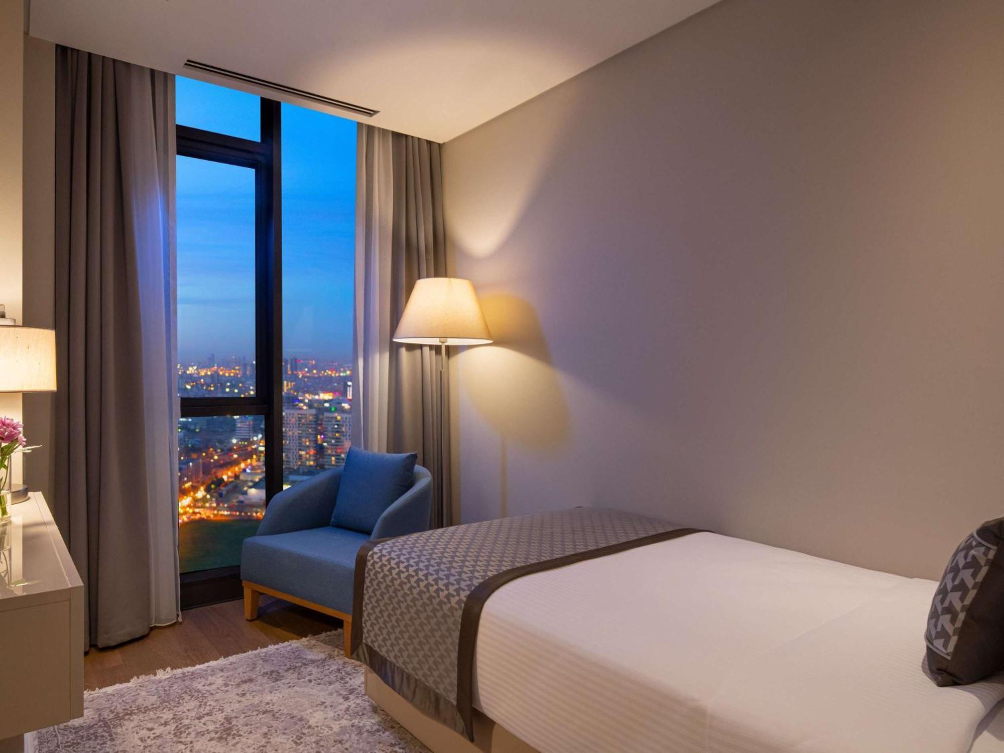 Hotel Movenpick Living Istanbul West Exterior foto A bedroom at the hotel