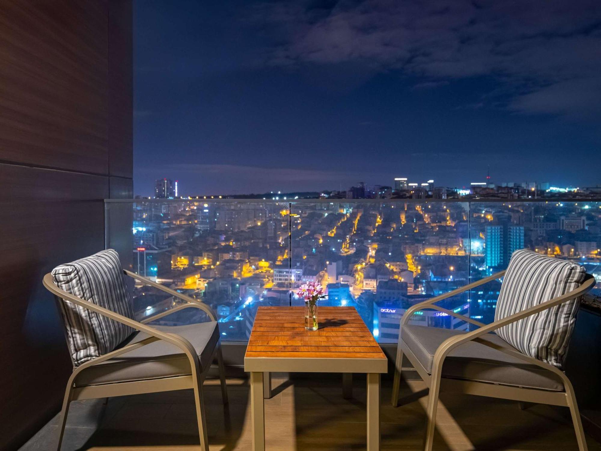 Hotel Movenpick Living Istanbul West Exterior foto View from the balcony of a suite at the hotel