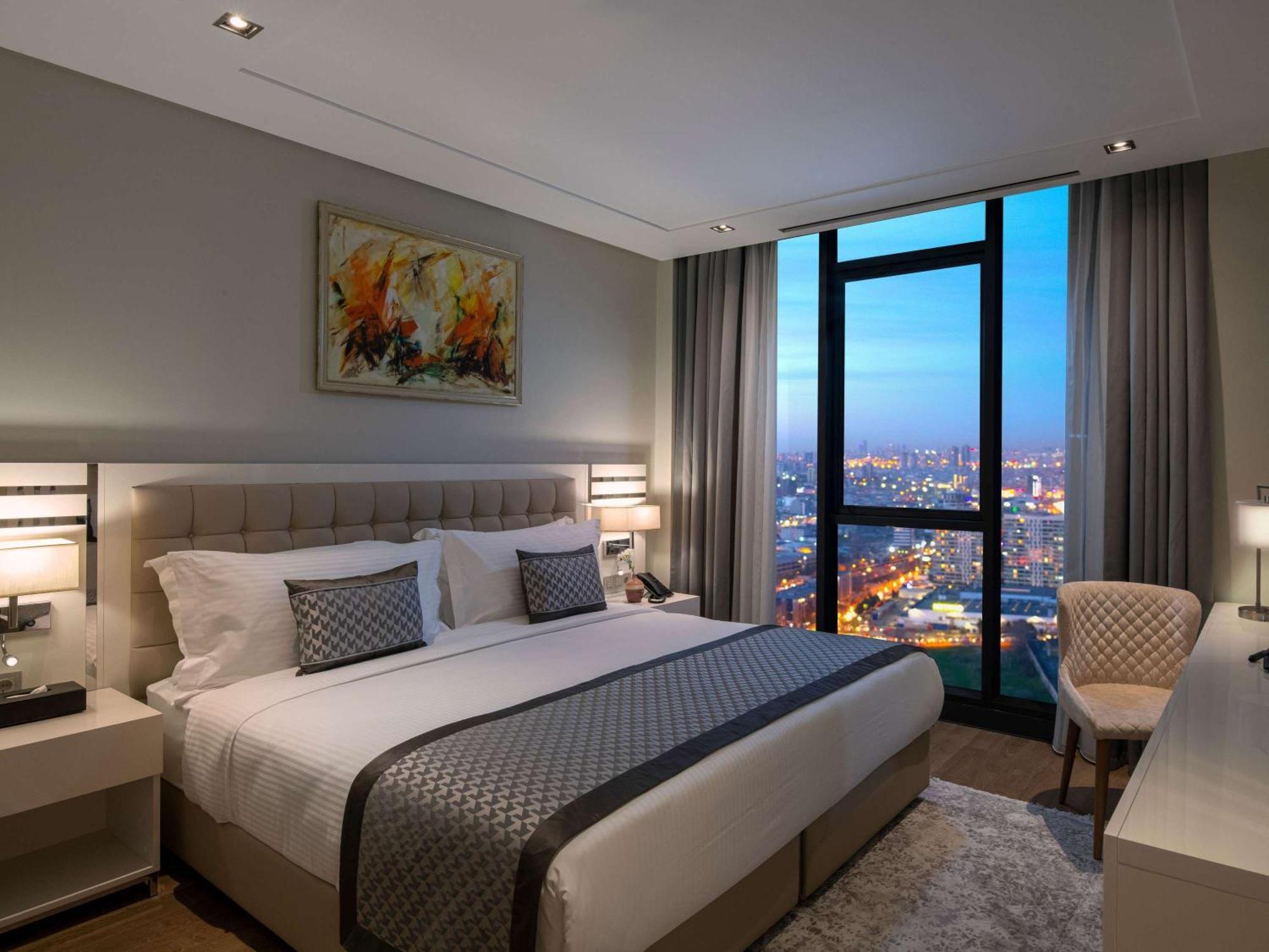 Hotel Movenpick Living Istanbul West Exterior foto A bedroom at the hotel